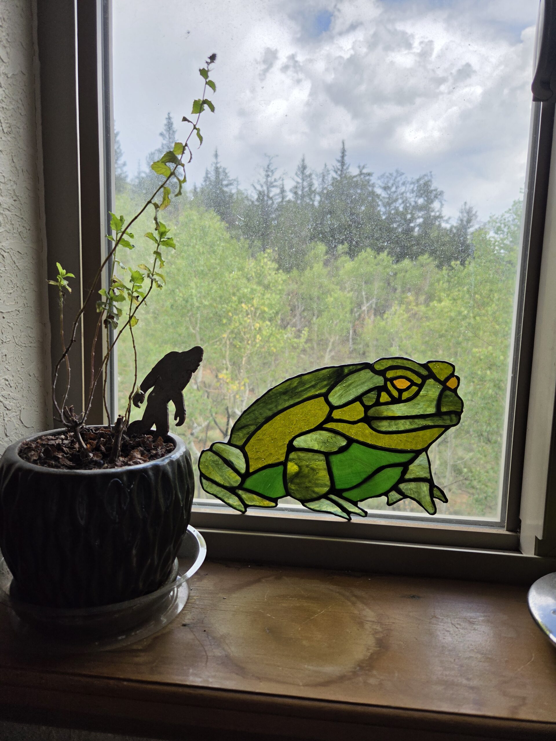 Green Toad Stained Glass | 9.5 × 6 Inches - Image 2